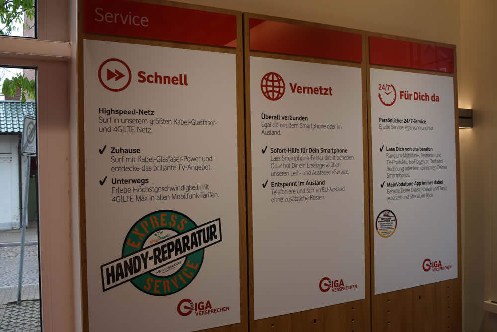 Im Vodafone Shop Bargteheide mit MegaRepair sind Plakate aufgehängt, die den Service genauer beschreiben. 