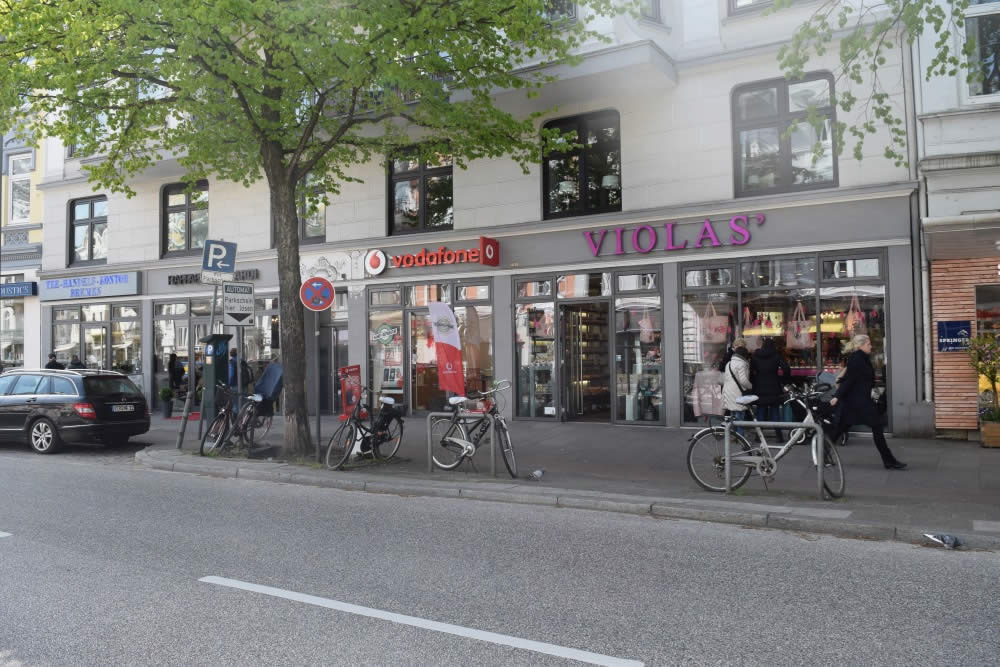 Der Vodafone-Shop mit MegaRepair in Eppendorf von außen neben dem Shop Violas. 